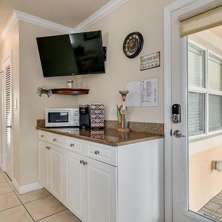 Walkable To Restaurants And Steps To The Beach! - Coconut Villa'S Suite 10 St. Pete Beach Exterior photo