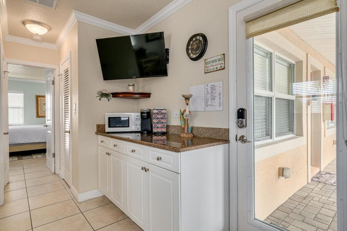 Walkable To Restaurants And Steps To The Beach! - Coconut Villa'S Suite 10 St. Pete Beach Exterior photo